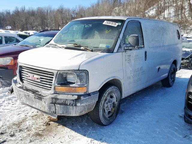 1GTFG15X971155961 - 2007 GMC SAVANA G15 WHITE photo 2