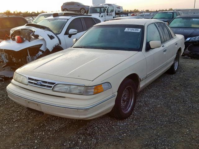 2FALP74W4TX134862 - 1996 FORD CROWN VICT CREAM photo 2