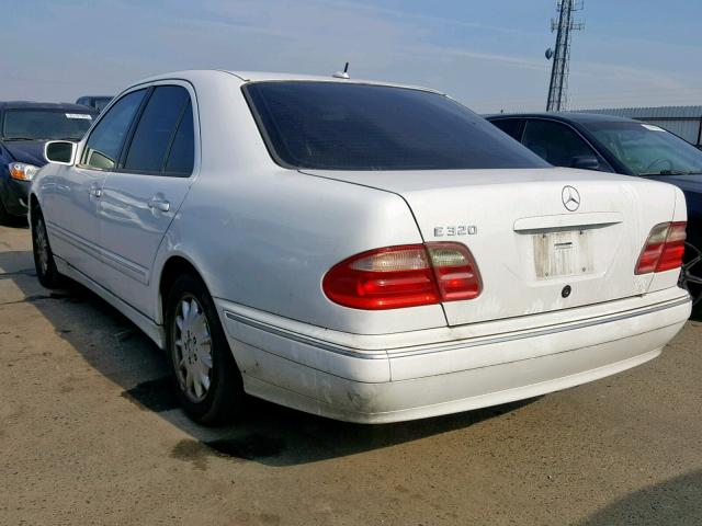 WDBJF65J5YB129616 - 2000 MERCEDES-BENZ E 320 WHITE photo 3