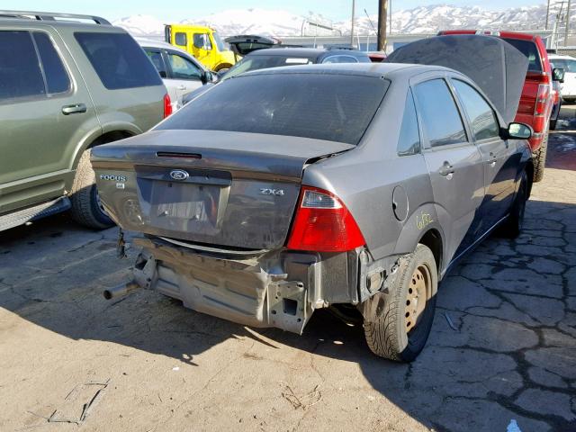 1FAFP34N55W245447 - 2005 FORD FOCUS ZX4 GRAY photo 4