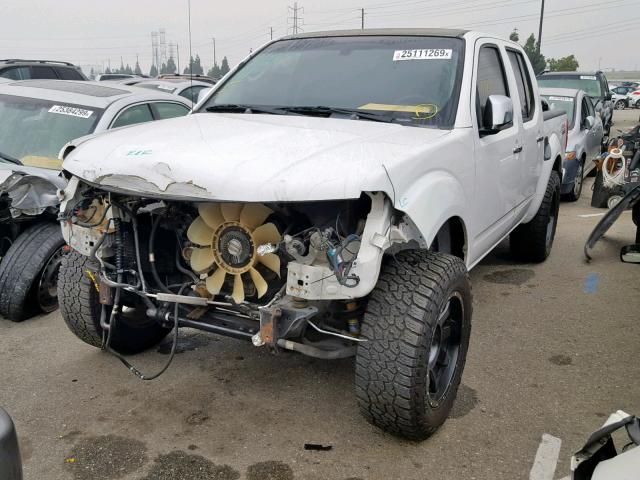 1N6AD07U76C468426 - 2006 NISSAN FRONTIER C WHITE photo 2