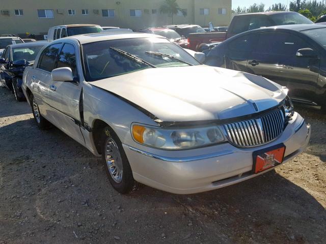 1LNHM83W72Y649588 - 2002 LINCOLN TOWN CAR C BEIGE photo 1