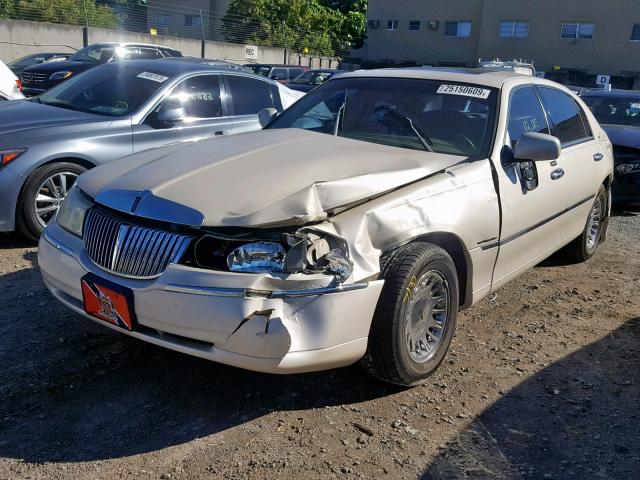 1LNHM83W72Y649588 - 2002 LINCOLN TOWN CAR C BEIGE photo 2