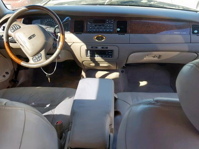 1LNHM83W72Y649588 - 2002 LINCOLN TOWN CAR C BEIGE photo 9