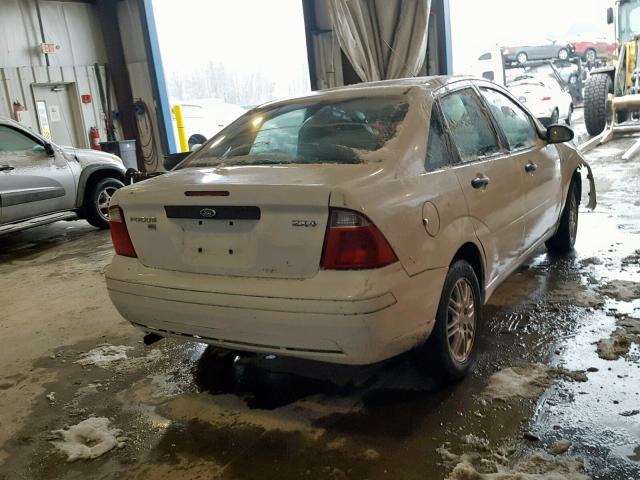 1FAHP34N06W200443 - 2006 FORD FOCUS ZX4 WHITE photo 4