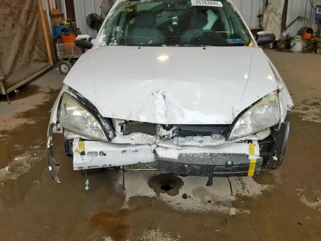 1FAHP34N06W200443 - 2006 FORD FOCUS ZX4 WHITE photo 9