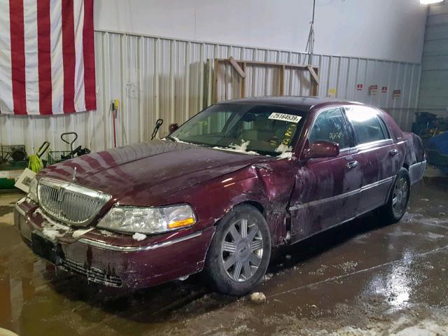 1LNHM83W74Y688507 - 2004 LINCOLN TOWN CAR U MAROON photo 2