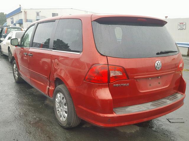 2V8HW44169R550077 - 2009 VOLKSWAGEN ROUTAN S RED photo 3