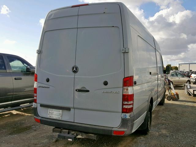 WD3PE8CC1B5529249 - 2011 MERCEDES-BENZ SPRINTER 2 WHITE photo 4