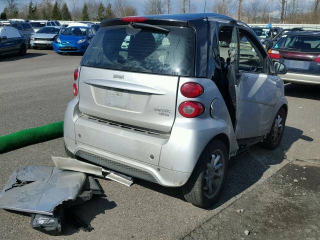 WMEEJ9AA1FK835280 - 2015 SMART FORTWO ELE SILVER photo 4