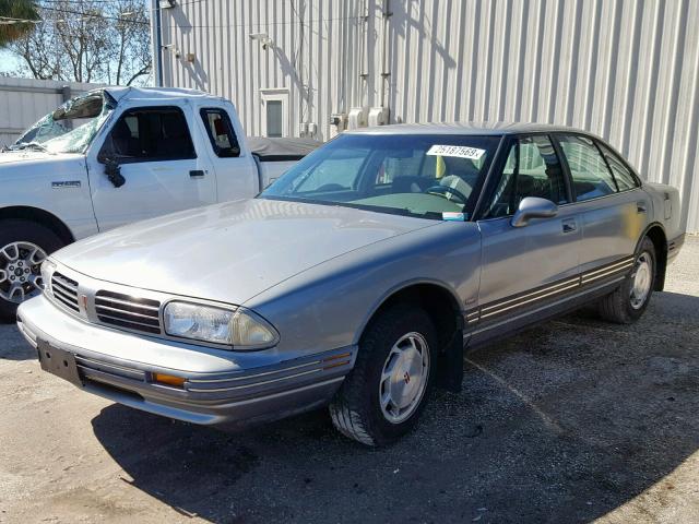 1G3HN52KXSH326473 - 1995 OLDSMOBILE 88 ROYALE GRAY photo 2