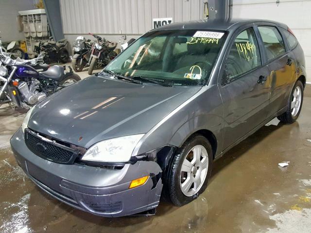 3FAHP37N05R102896 - 2005 FORD FOCUS ZX5 GRAY photo 2