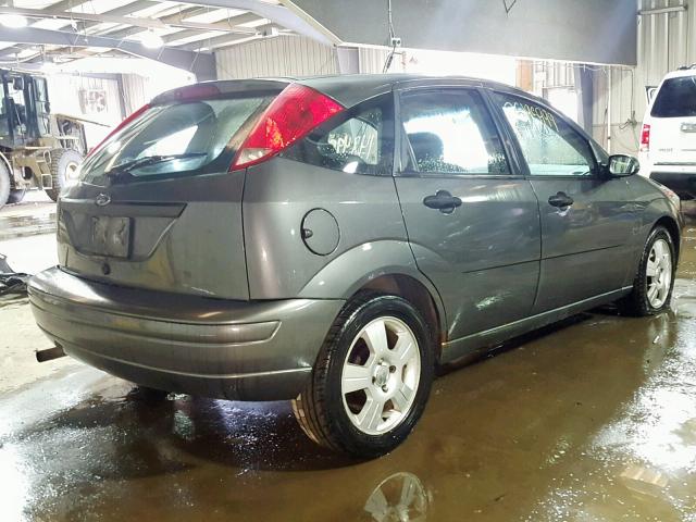 3FAHP37N05R102896 - 2005 FORD FOCUS ZX5 GRAY photo 4