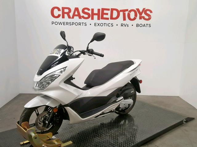 RLHKF1806JY301747 - 2018 HONDA PCX 150 WHITE photo 17