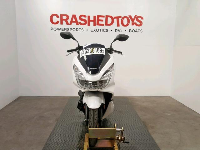 RLHKF1806JY301747 - 2018 HONDA PCX 150 WHITE photo 2