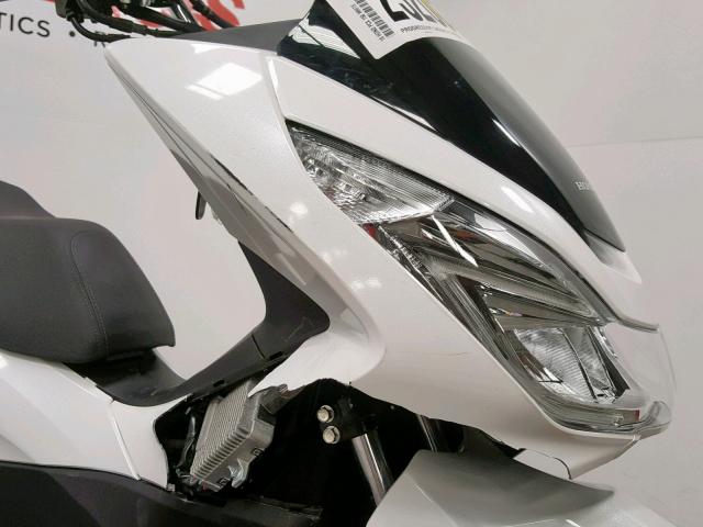 RLHKF1806JY301747 - 2018 HONDA PCX 150 WHITE photo 9