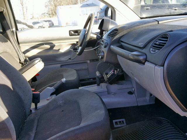 3VWCC21C8YM454639 - 2000 VOLKSWAGEN NEW BEETLE Schwarz Foto 5