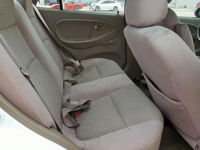 KNADC123426175869 - 2002 KIA RIO WHITE photo 6