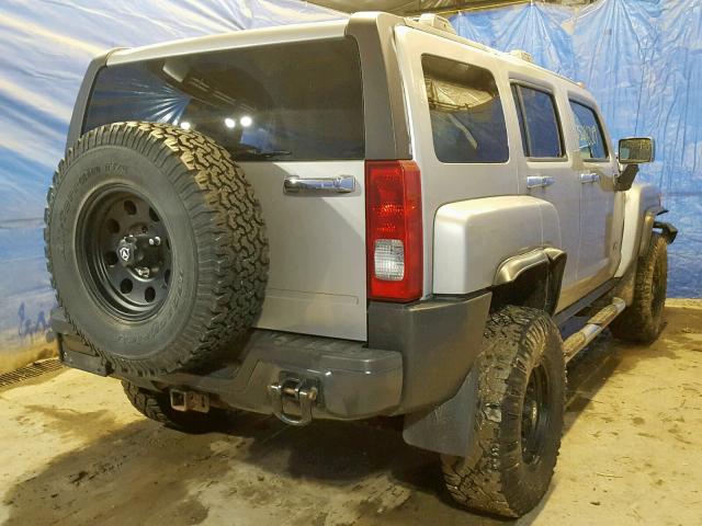 5GTDN13E178205721 - 2007 HUMMER H3 SILVER photo 4