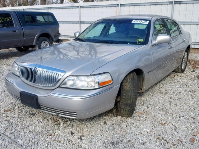 1LNHM81W85Y638929 - 2005 LINCOLN TOWN CAR S SILVER photo 2