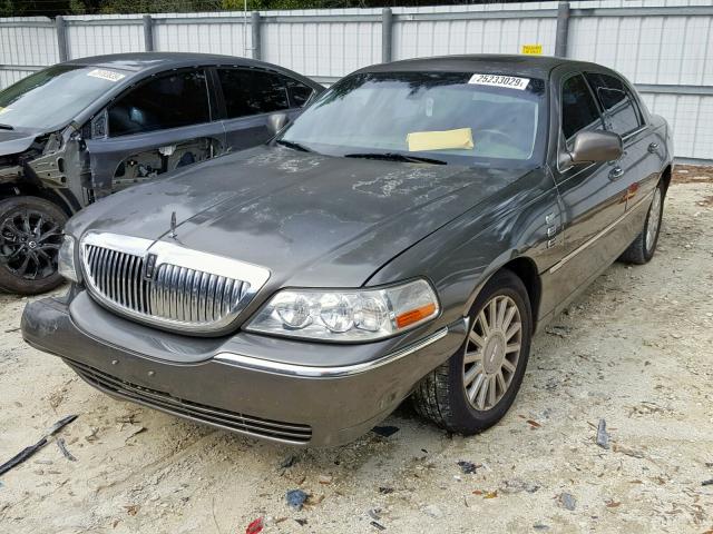 1LNHM82W93Y613517 - 2003 LINCOLN TOWN CAR S BROWN photo 2