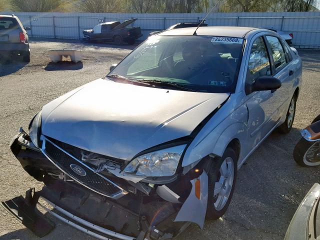 1FAFP34N15W276159 - 2005 FORD FOCUS ZX4 SILVER photo 2