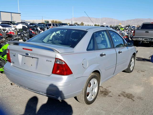 1FAFP34N15W276159 - 2005 FORD FOCUS ZX4 SILVER photo 4