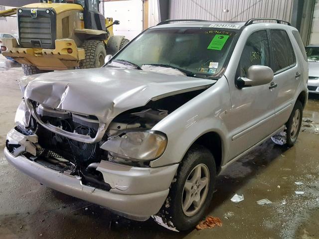 4JGAB54E9YA175592 - 2000 MERCEDES-BENZ ML 320 SILVER photo 2