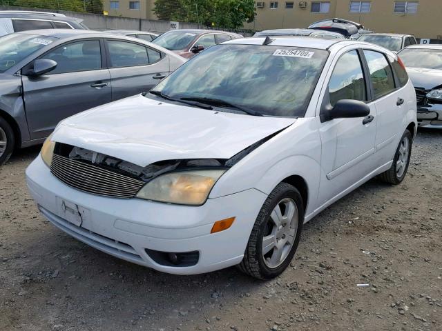 1FAFP37N66W166558 - 2006 FORD FOCUS ZX5 WHITE photo 2