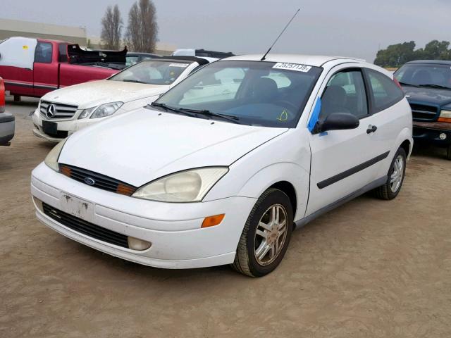 3FAFP31312R169128 - 2002 FORD FOCUS ZX3 WHITE photo 2