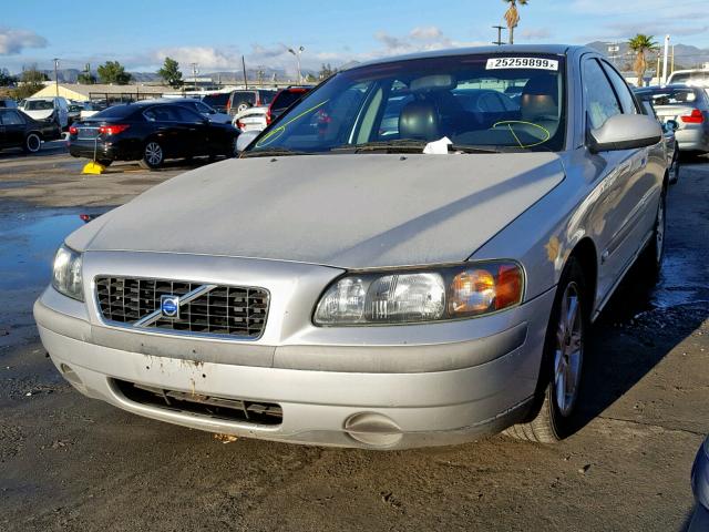 YV1RS61R522124378 - 2002 VOLVO S60 SILVER photo 2