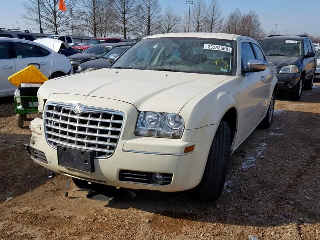 2C3CA1CVXAH320404 - 2010 CHRYSLER 300 TOURIN CREAM photo 2