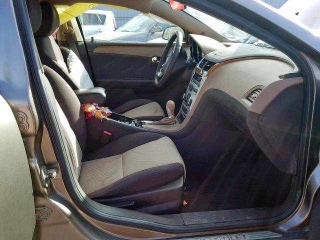 1G1ZC5E04AF183978 - 2010 CHEVROLET MALIBU 1LT ნაცრისფერი ფოტო 5