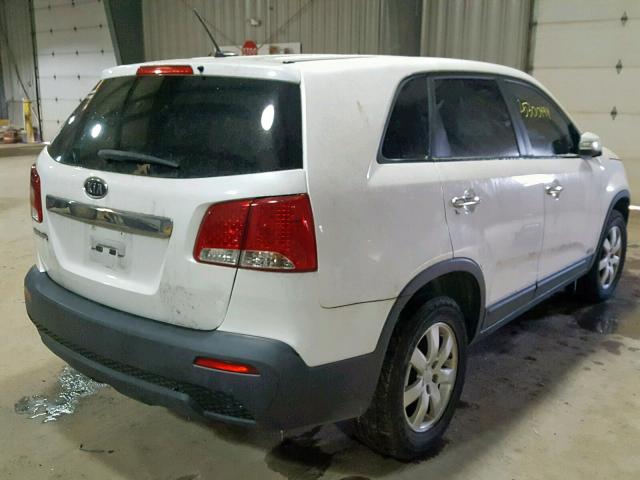 5XYKTCA19BG112978 - 2011 KIA SORENTO BA WHITE photo 4