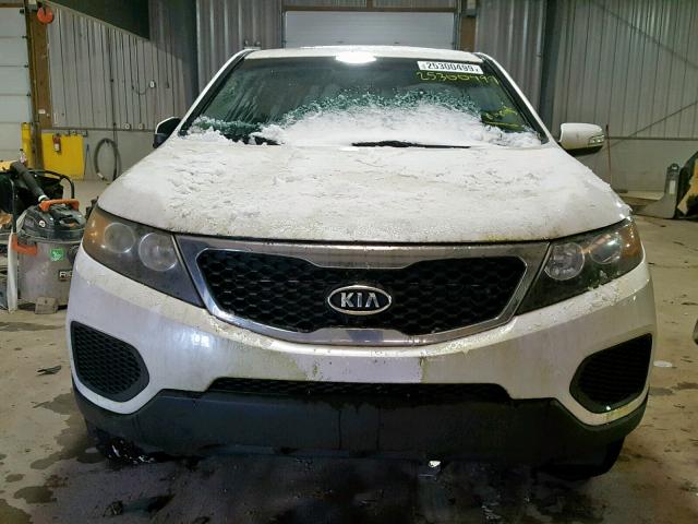 5XYKTCA19BG112978 - 2011 KIA SORENTO BA WHITE photo 9