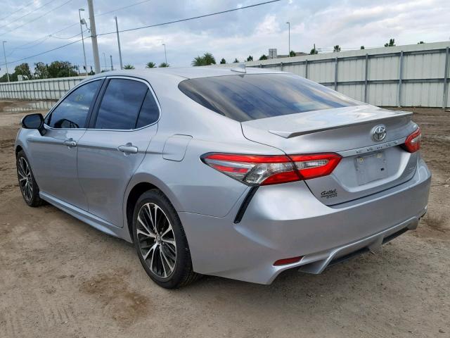 4T1B11HKXJU564939 - 2018 TOYOTA CAMRY L SILVER photo 3