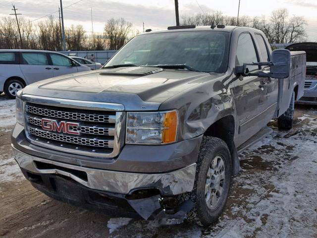 1GT523CG7DZ295951 - 2013 GMC SIERRA K35 GRAY photo 2