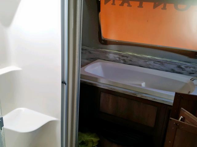 4YDF39226J4701069 - 2018 KEYSTONE MONTANA WHITE photo 5