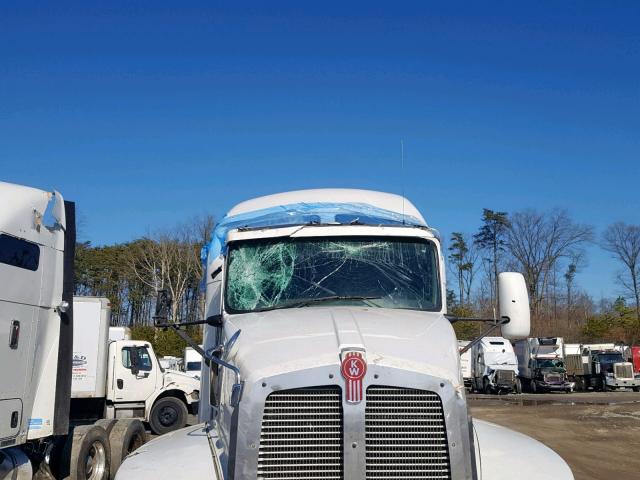 1XKADB9X87R151375 - 2007 KENWORTH CONSTRUCTI WHITE photo 9