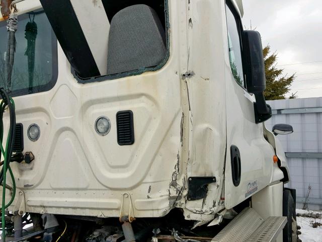 1FUJGED56GLHA3847 - 2016 FREIGHTLINER CASCADIA 1 WHITE photo 9