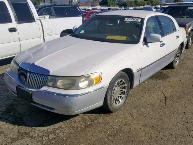 1LNHM82W8YY821282 - 2000 LINCOLN TOWN CAR S WHITE photo 2