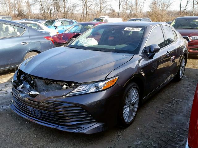 4T1B21HK0JU008782 - 2018 TOYOTA CAMRY HYBR GRAY photo 2