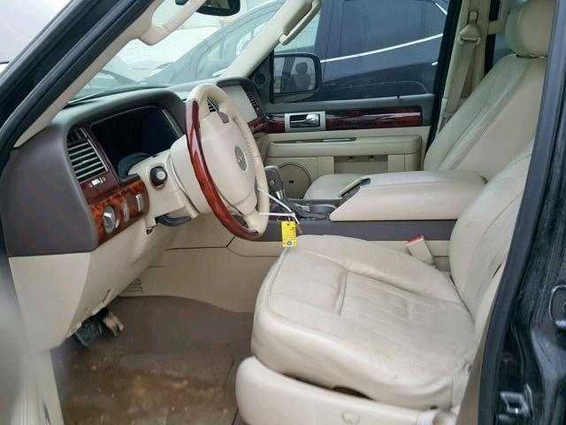 5LMFU28R04LJ32461 - 2004 LINCOLN NAVIGATOR BLACK photo 5