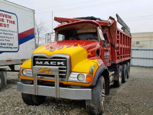 1M2AG11C15M021143 - 2005 MACK 700 CV700 RED photo 2