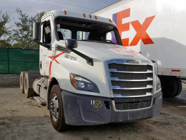 3AKJHLDV8JSJZ0583 - 2018 FREIGHTLINER CASCADIA 1 WHITE photo 1