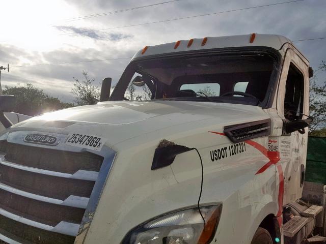 3AKJHLDV8JSJZ0583 - 2018 FREIGHTLINER CASCADIA 1 WHITE photo 9