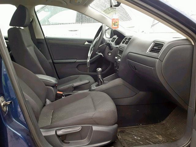 3VW1K7AJ0EM379498 - 2014 VOLKSWAGEN JETTA BASE BLUE photo 5
