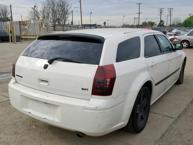 2D4FV47V77H666110 - 2007 DODGE MAGNUM SXT WHITE photo 4