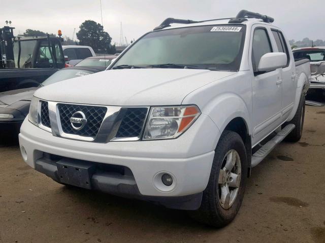 1N6AD07W35C405131 - 2005 NISSAN FRONTIER C WHITE photo 2