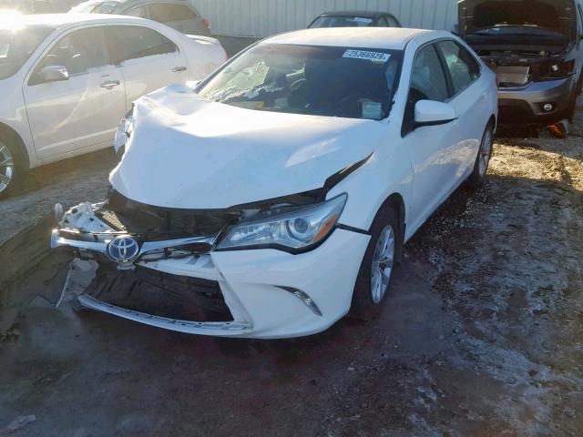 4T1BD1FKXFU149685 - 2015 TOYOTA CAMRY HYBR WHITE photo 2